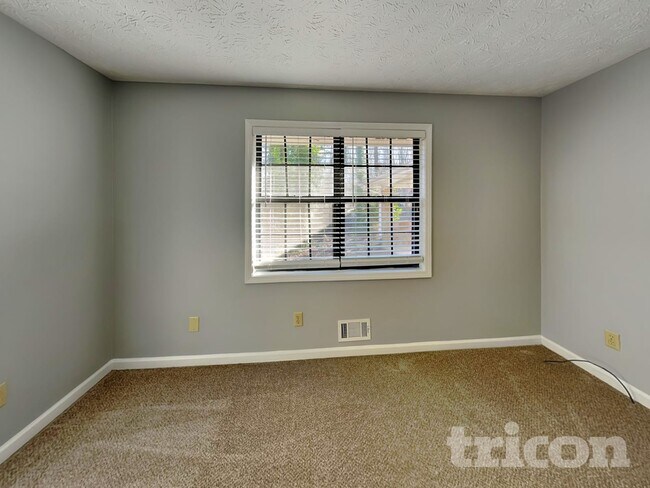Building Photo - 135 Stephens Dr