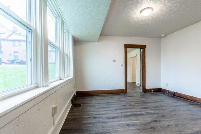 Building Photo - 466 Hays Ave