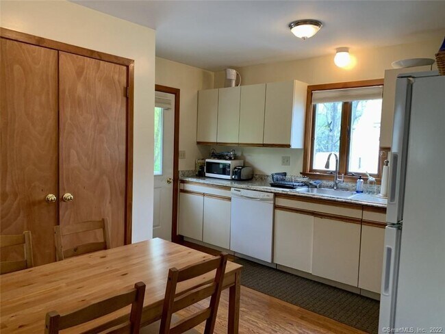 Building Photo - 31 Oenoke Pl