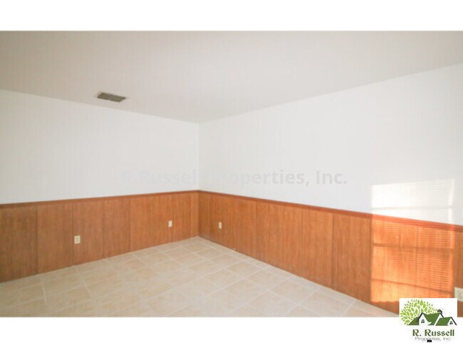 Building Photo - Cute home located right in the center of A...