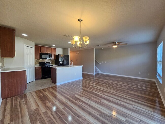 Building Photo - Seven Oaks 2/2.5 Townhouse