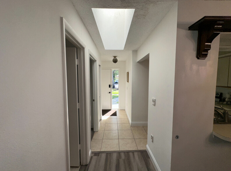 Building Photo - 5310 Royal Palm Ave