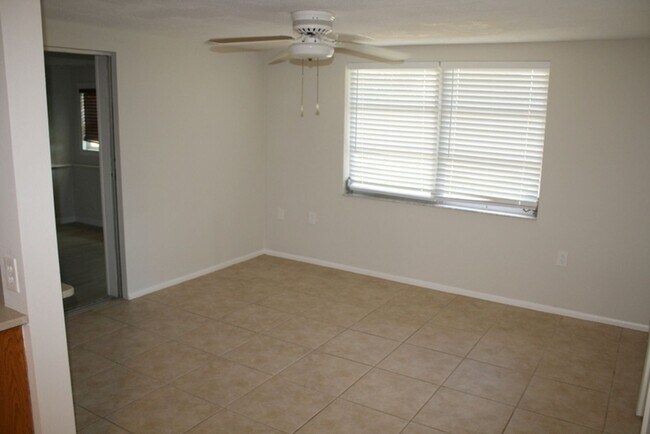 Building Photo - Beautifully updated 2 bedroom 2 bath