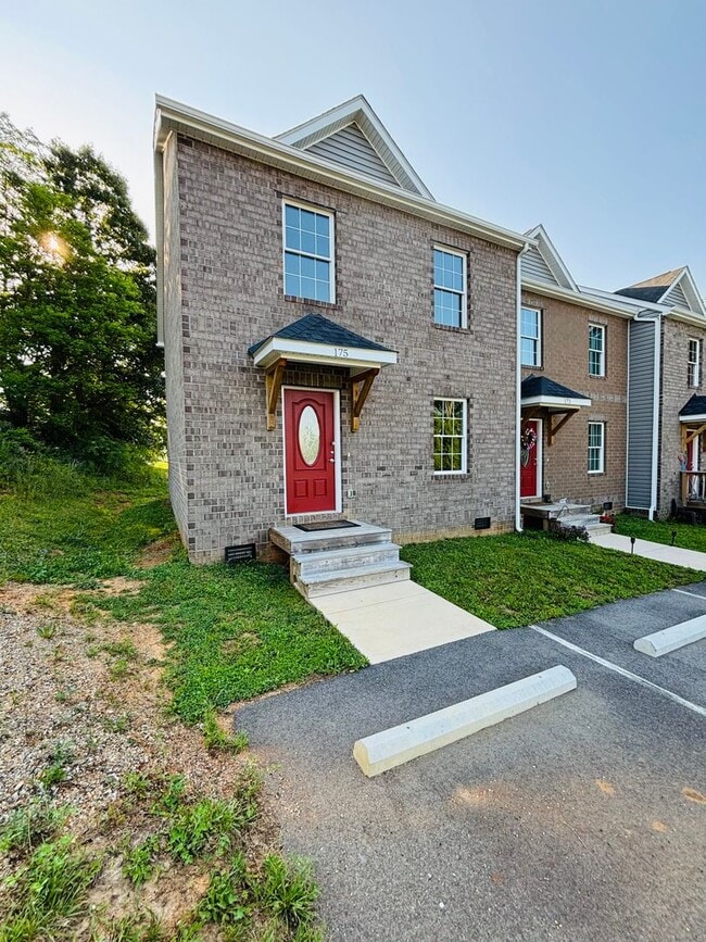 Building Photo - 3 Bedroom, 2.5 Bath Townhouse