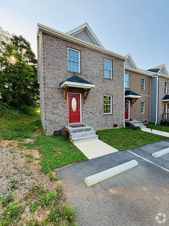 Building Photo - 3 Bedroom, 2.5 Bath Townhouse