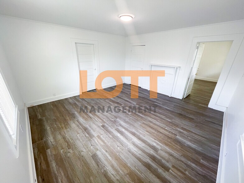 Building Photo - 276 Moore St