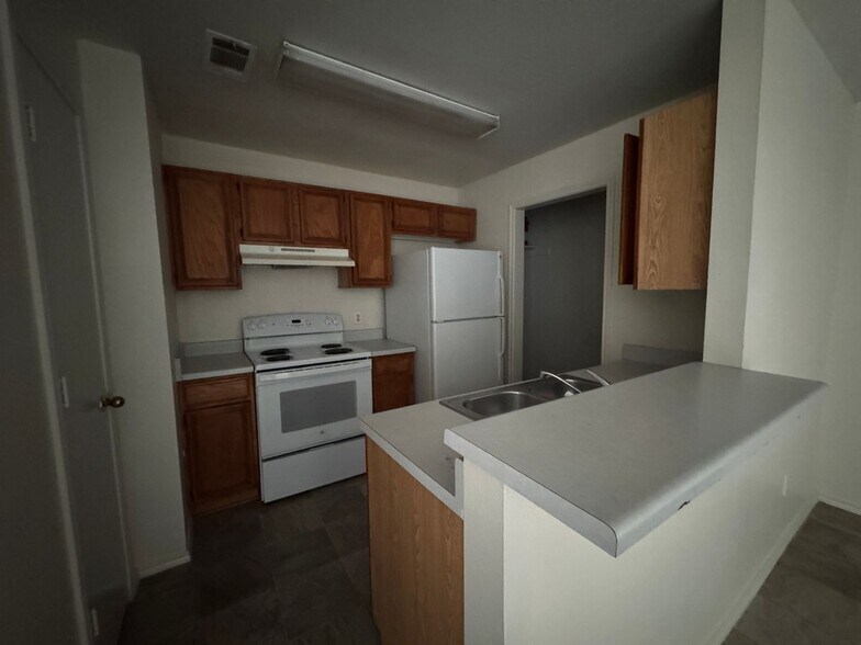 Building Photo - 1706 Benttree Dr