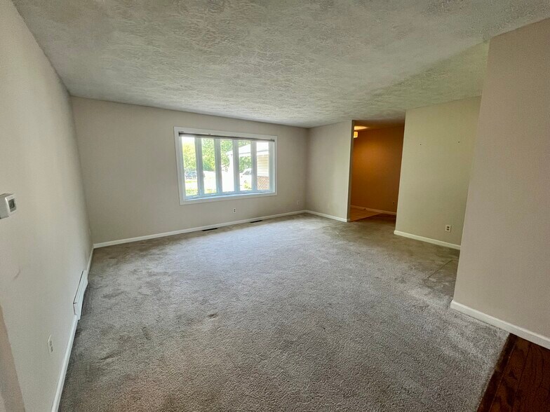 Building Photo - 555 Royal Crest Dr