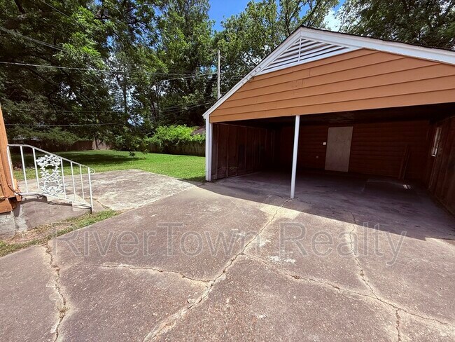 Building Photo - 2677 Larose Ave
