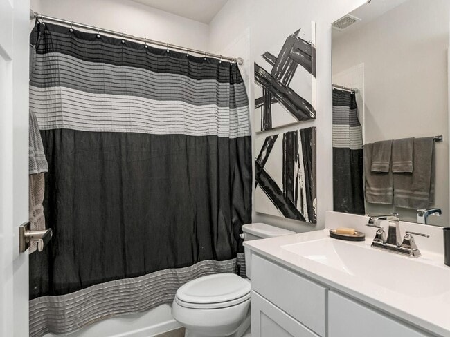 Building Photo - End unit townhome just minutes from uptown!!