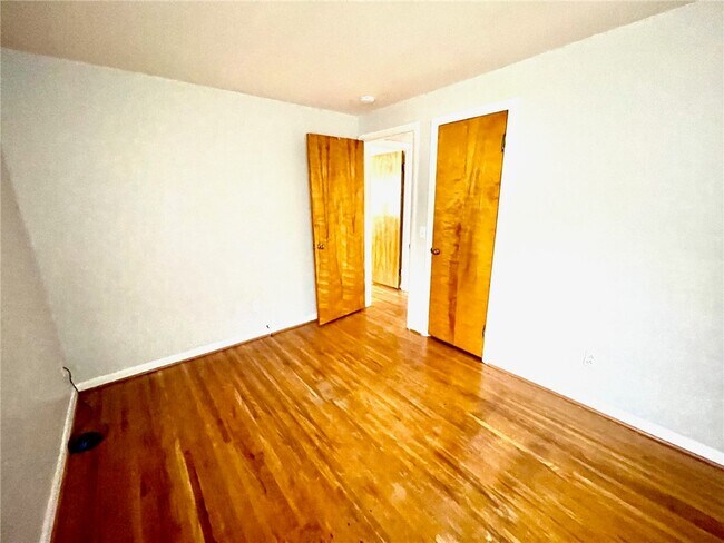 Building Photo - 129 Roselawn Crescent