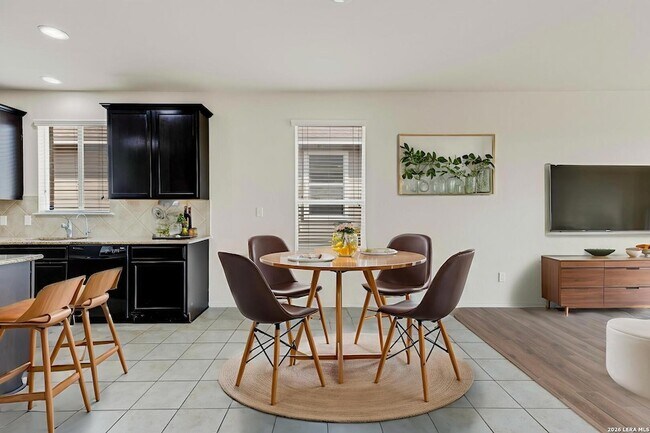 Building Photo - 322 Walnut Crest