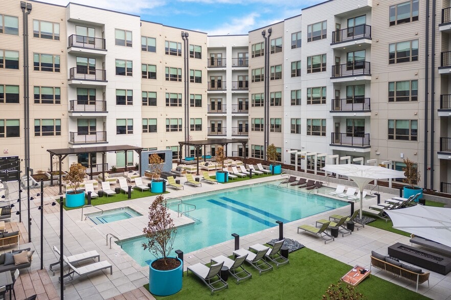 Pool - The Porter at Westport Plaza