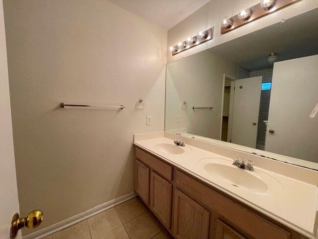 Building Photo - 205 Juniper Dr