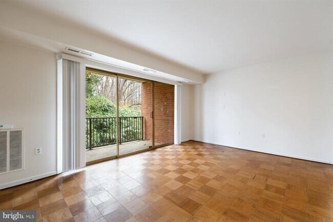 Building Photo - 876 College Pkwy