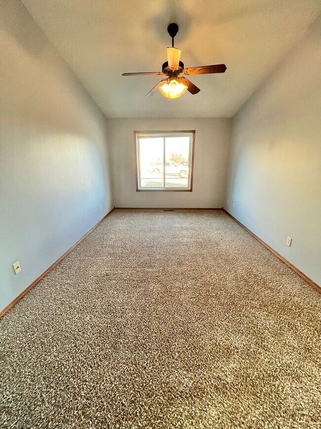 Building Photo - Spacious 4 Bed/3 Bath Twinhome in Brandon!