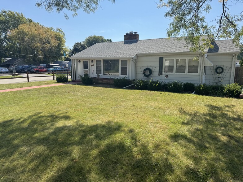 Exterior (Front yard) - 2009 Durand Ave