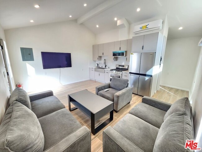 Building Photo - 3333 Thelma St