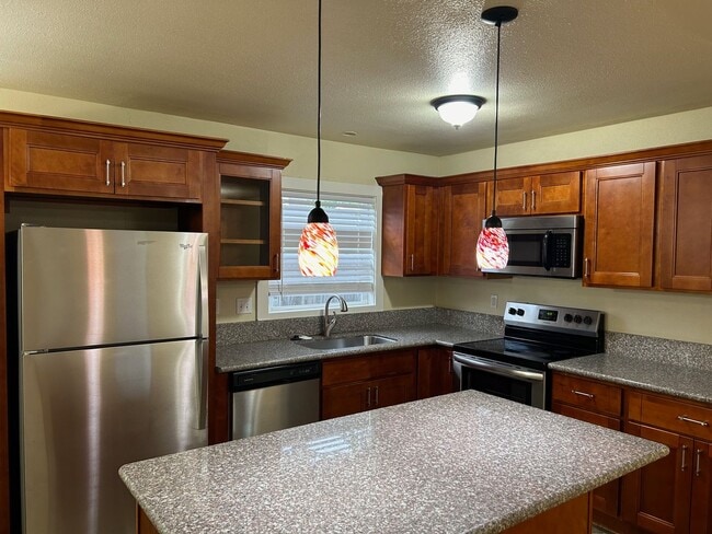 Building Photo - Updated Spacious Home!