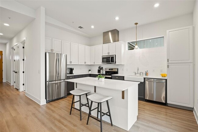 Primary Photo - 4704 Sunset Trail