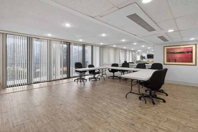 Building Photo - Stunning Condo With Exclusive Bay Views!