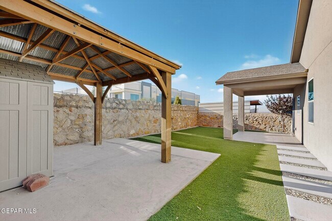 Building Photo - 220 S Manzanita Dr