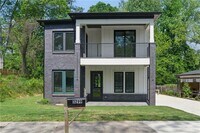 Building Photo - 3299 Sims St