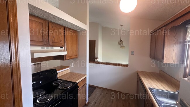 Building Photo - $895 - 2 bed 1.5 bath - Recently Remodeled...