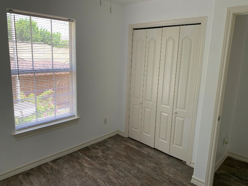 Building Photo - 1000 Ranchway Dr