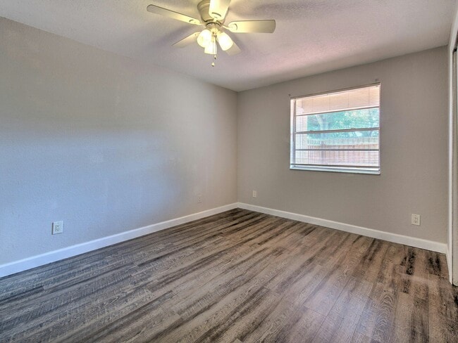 Building Photo - 526 Golden Raintree Pl