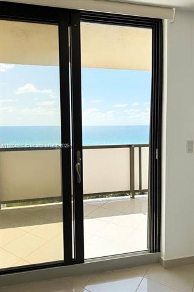 Primary Photo - 1623 Collins Ave