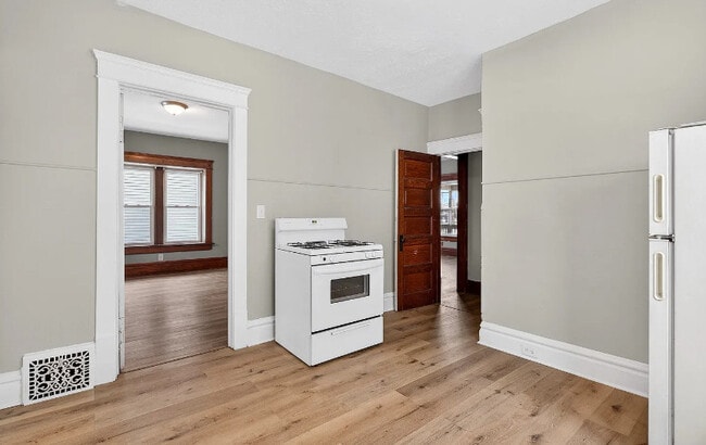 Building Photo - 458 Kling St