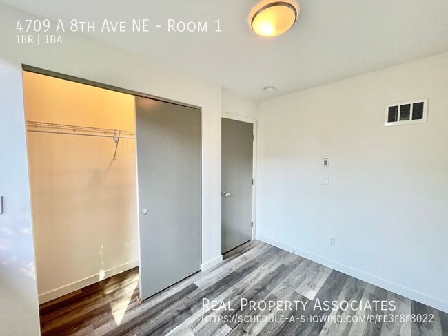 Building Photo - Modern Townhome with ROOMS Available in Un...