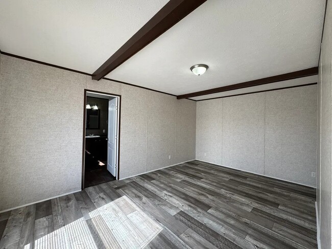 Building Photo - 16206 Wood Dr