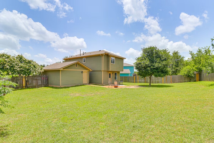 Building Photo - Room in House on Hungry Horse Dr