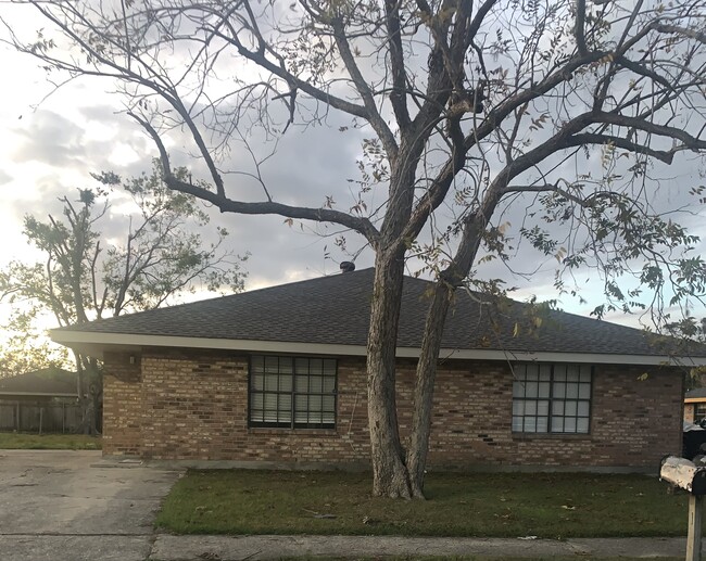 Building Photo - 315 Meadows Dr