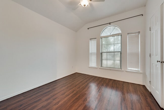 Building Photo - 116 Kensington Ct