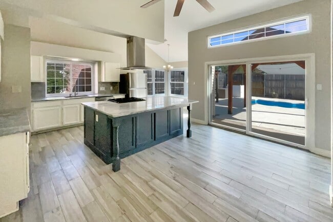 Building Photo - 8017 Spinnaker Cove