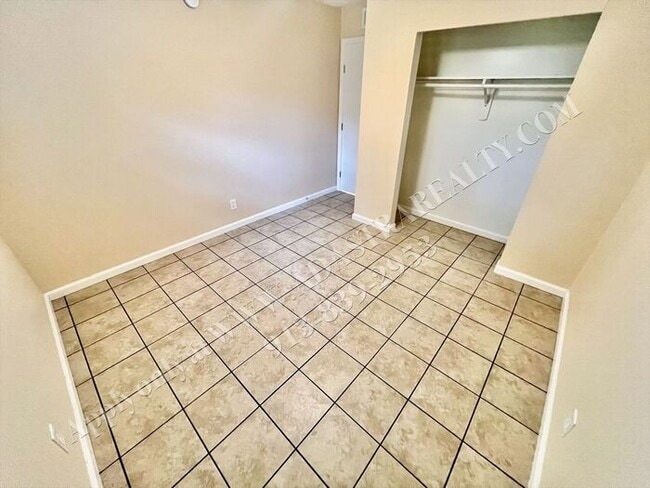 Building Photo - Like New 2 Bed 1 Bath Duplex in Grandview-...