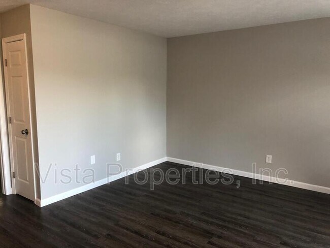 Building Photo - 4800 Saddlebrook Ln