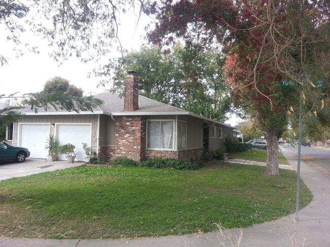 Exterior/Front Yard - 621 E Yorkshire Dr