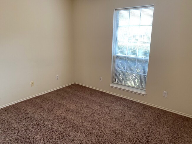 Building Photo - 6206 Summerhill Pl