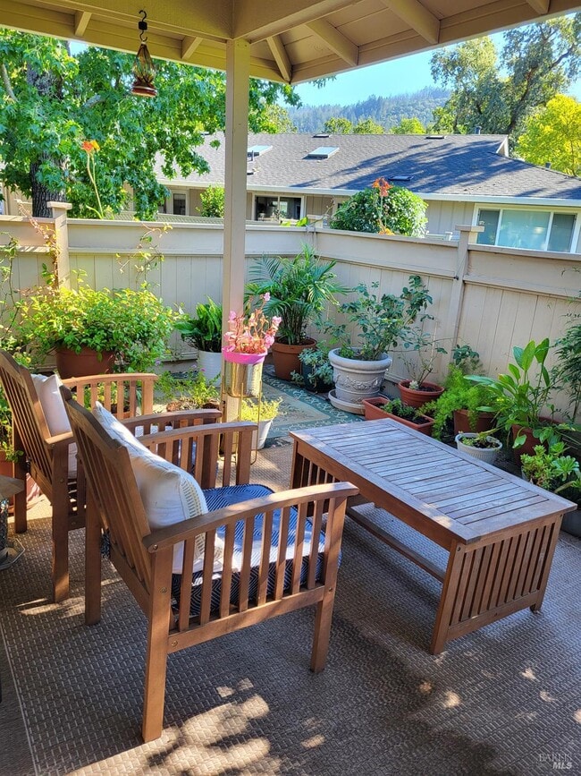 Building Photo - 404 Meadowgreen Dr