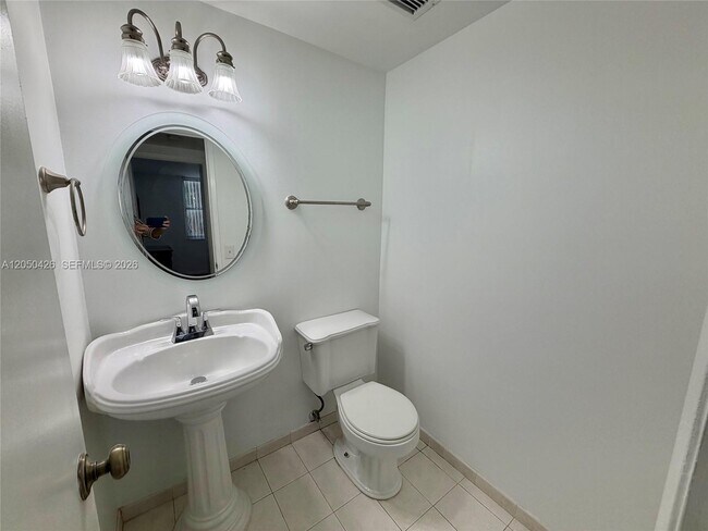 Building Photo - 4400 Hillcrest Dr