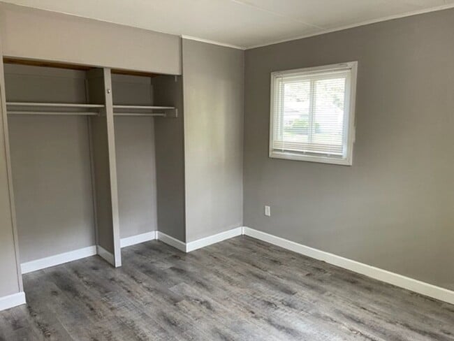 Building Photo - 1816 Meadow Dr