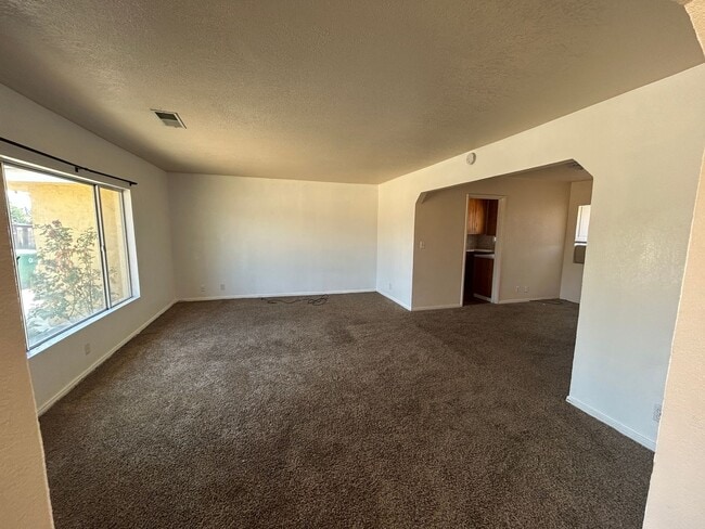 Building Photo - Clean and ready