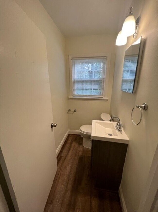 Building Photo - 3 Bedroom 1.5 Bath Home Family Room, Living Room and Dining Room! - Eastside of Greenville