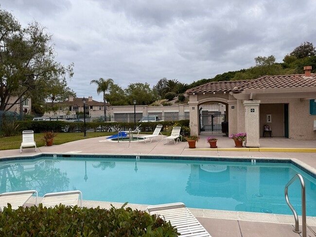 Building Photo - Beautiful 2 Bedroom/2 Bath Condo Close to ...