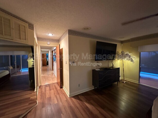 Building Photo - 425 Edgerton Dr