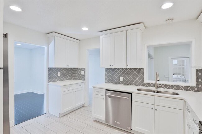 Building Photo - 350 N Phelps Ave